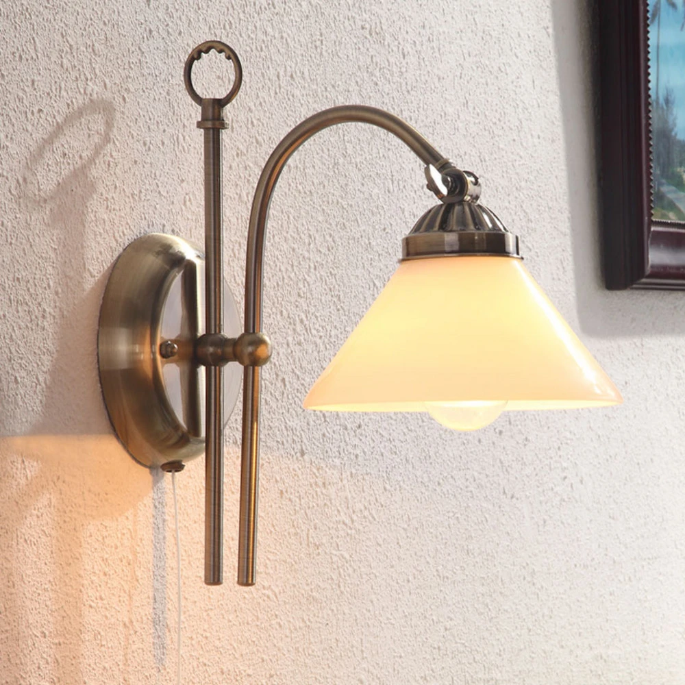 Applique antique Otis en verre opalin