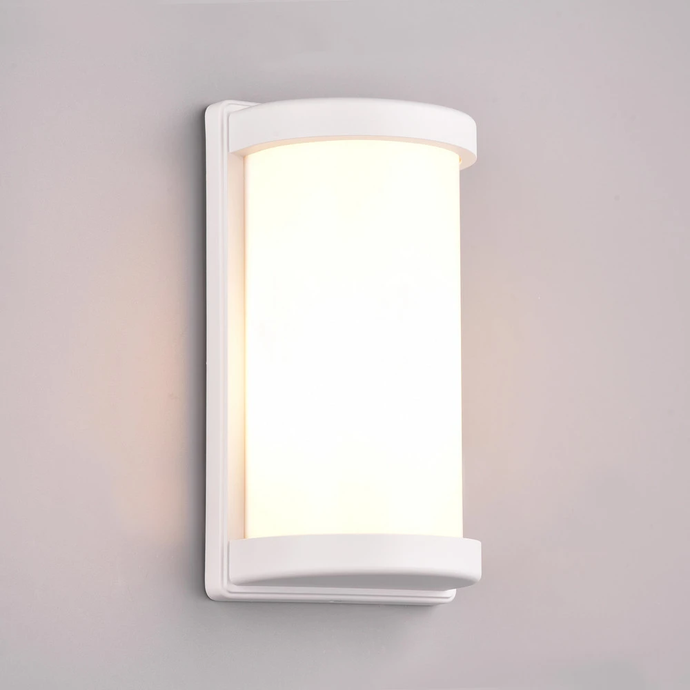 Applique d’extérieur Puelo alu moulé, blanche pour couloir et escalier