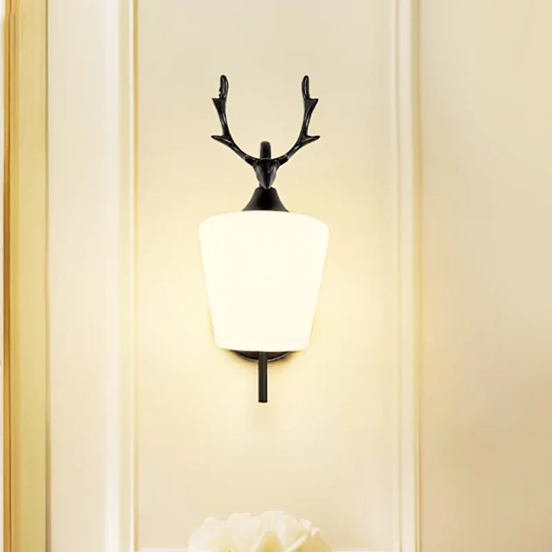 Applique murale en métal à 1 lumière, luminaire décoratif de salon en bois noir/or avec abat-jour en verre dépoli en laito...