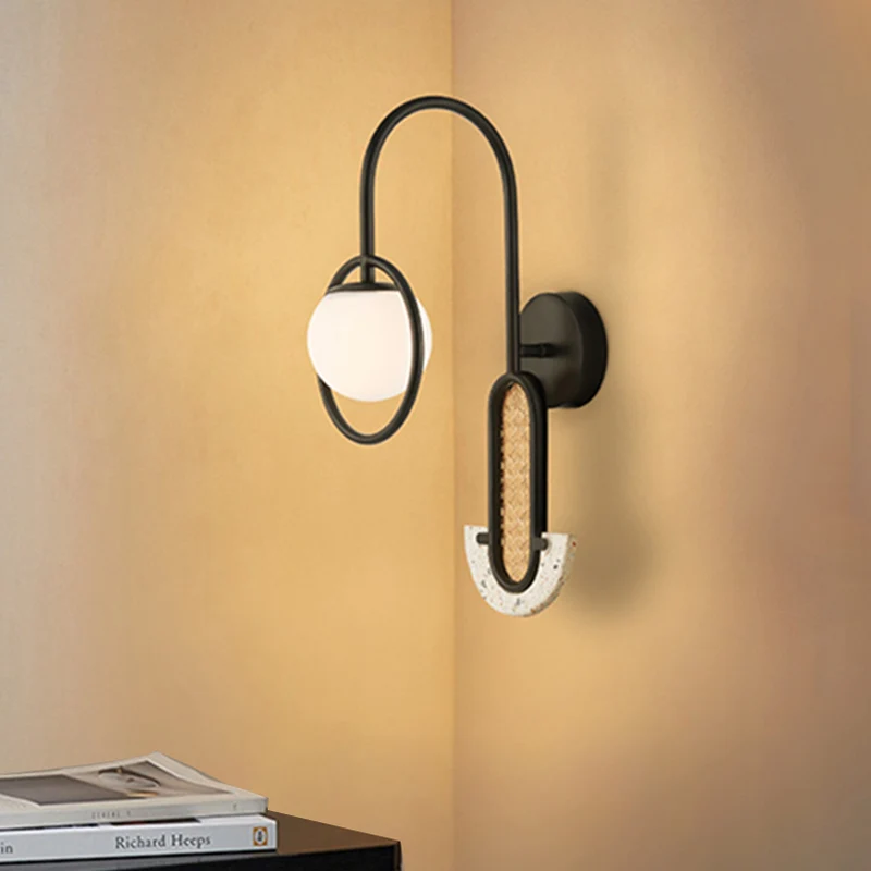 Applique orientable Applique murale boule en verre opale, 1 ampoule, finition or/noir, lampe murale avec anneau