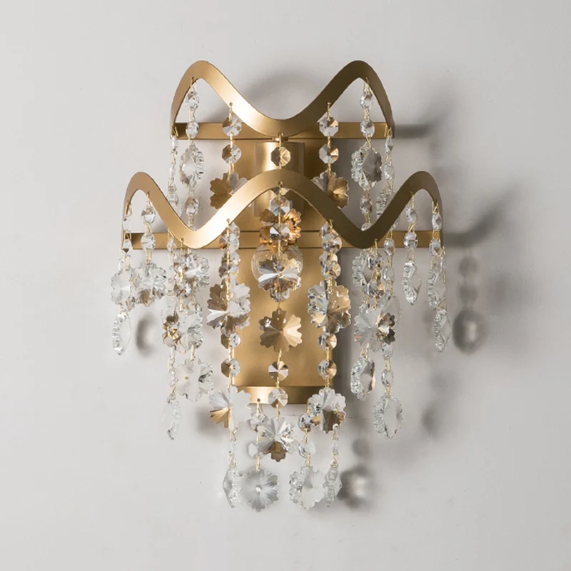 Design Contemporain Applique murale ondulée en métal postmoderne à 1 lumière dorée avec accent de fleur en cristal/coquille