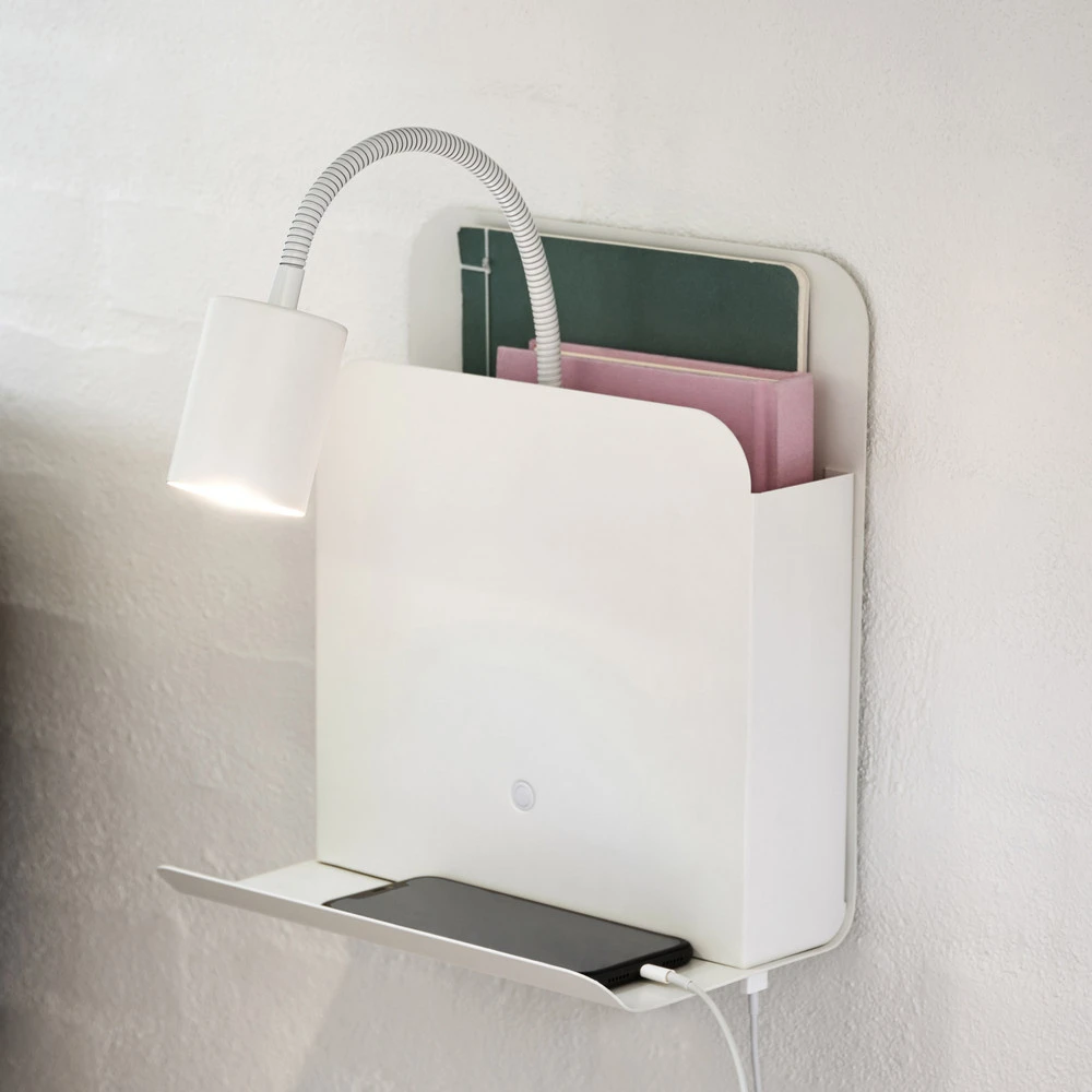 Étanche IP44 Applique Roomi avec tablette et USB, blanche