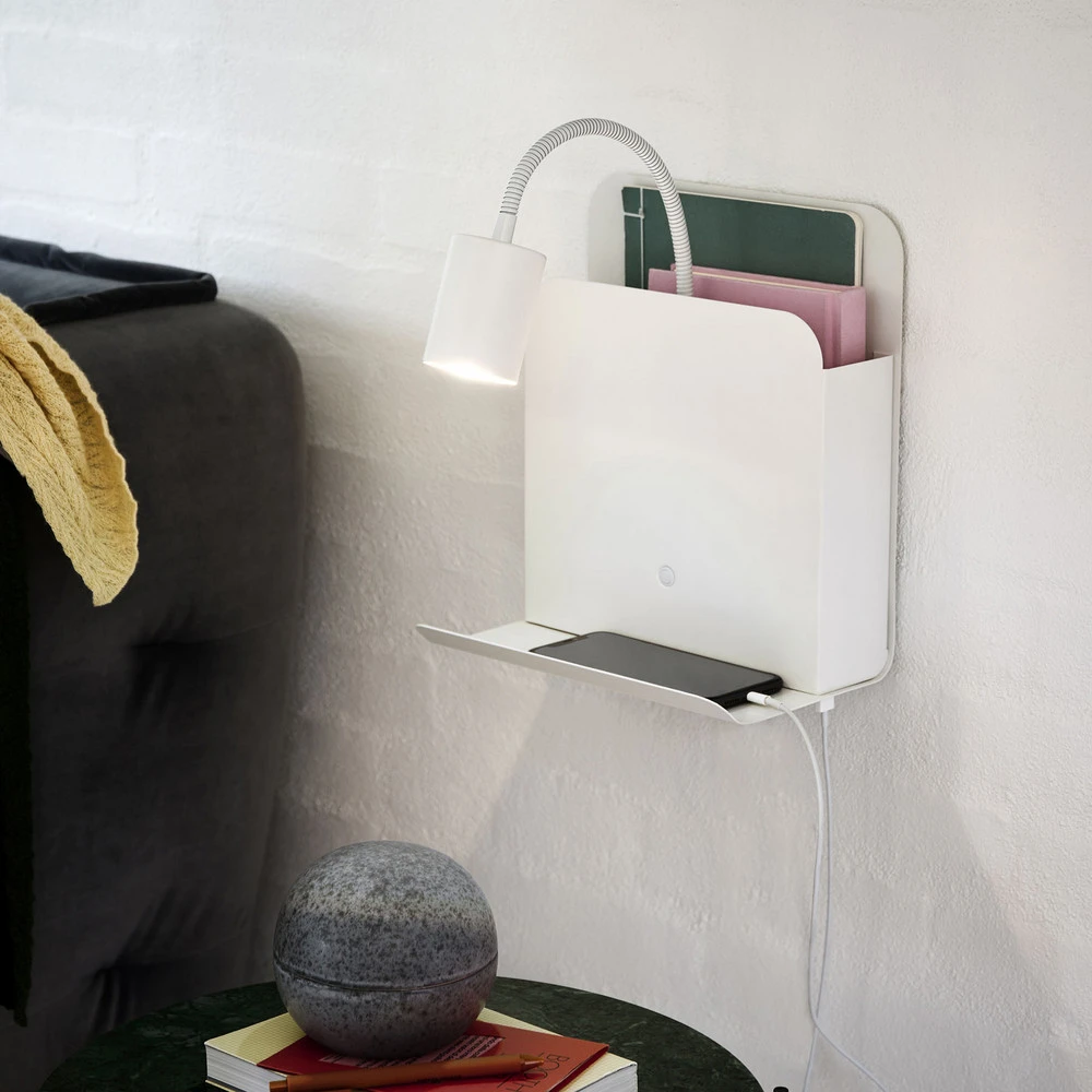 Étanche IP44 Applique Roomi avec tablette et USB, blanche