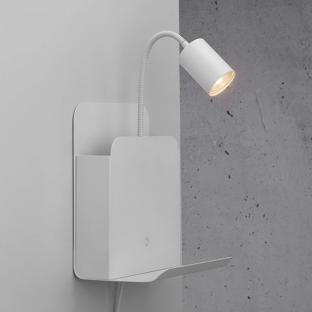 Étanche IP44 Applique Roomi avec tablette et USB, blanche