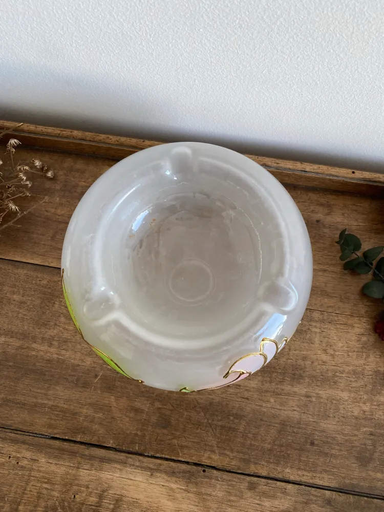 Cendrier surélevé en verre fumé blanc pour chambre d'enfant