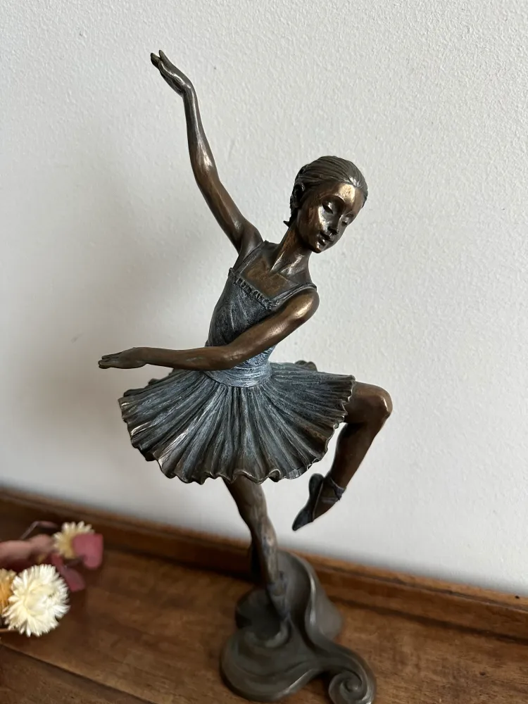 Statuette danseuse étoile effet cuivre étain