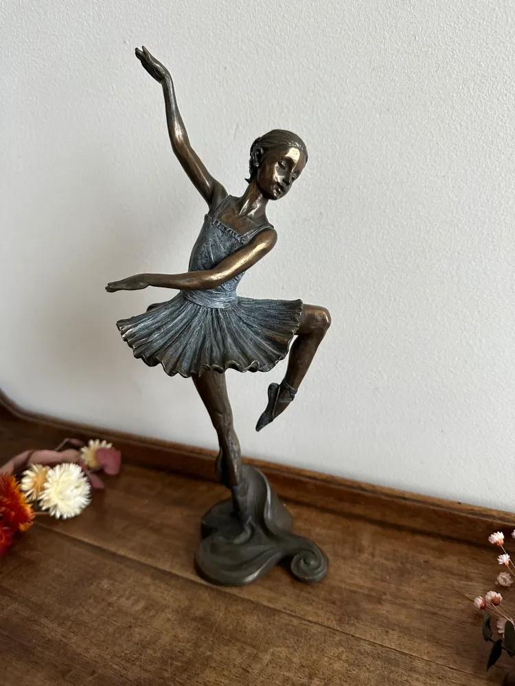 Statuette danseuse étoile effet cuivre étain