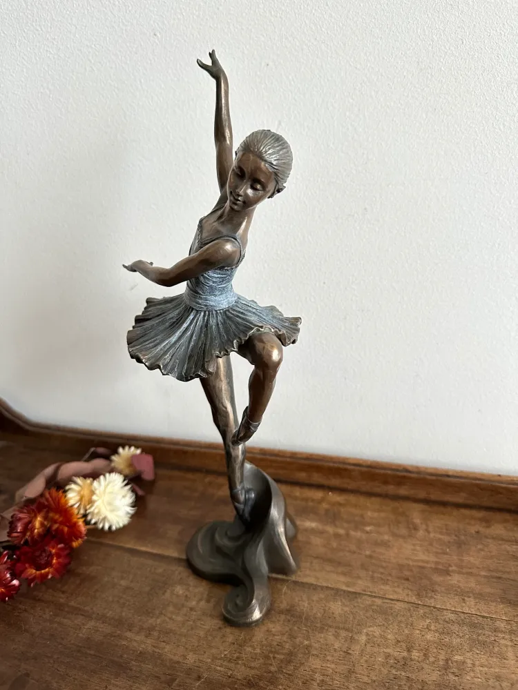 Statuette danseuse étoile effet cuivre étain