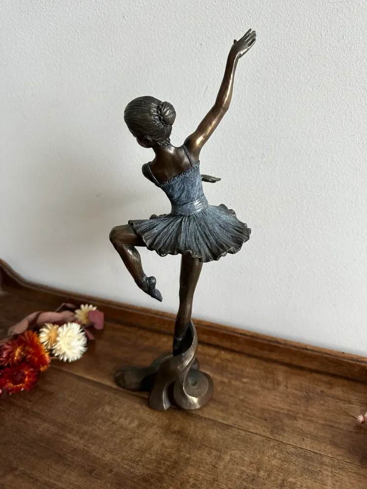 Statuette danseuse étoile effet cuivre étain