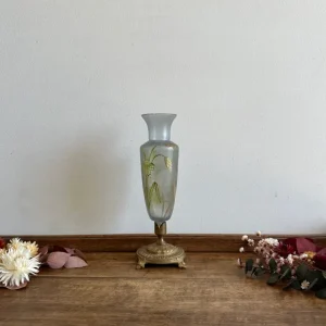 Vase en verre fumé décoré main pied en cuivré foncé avec base en bois