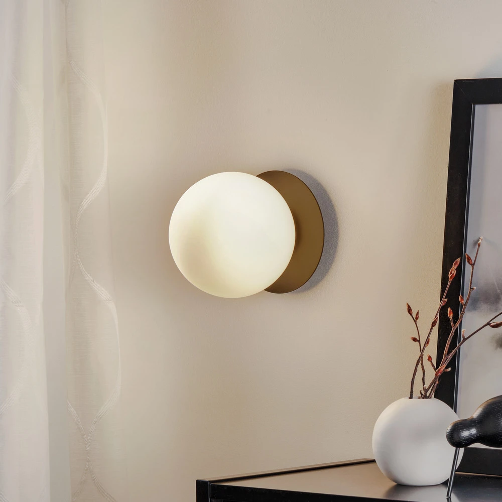 Applique Minerva K1 avec bord métallique noir pour couloir et escalier