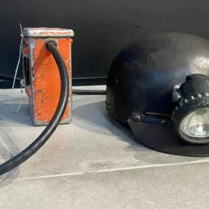 Casque de mineur en cuir avec sa lampe frontale et son alimentation électrique de marque EULAL - années 60