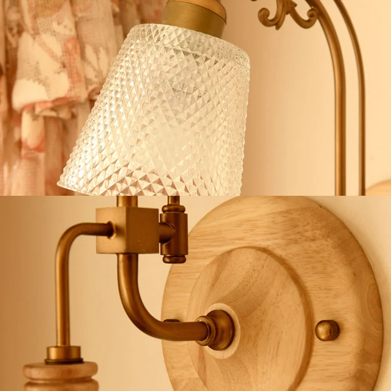 Applique conique à 1 ampoule Tradition, luminaire mural en verre prismatique en laiton avec bras incurvé Clearhalo
