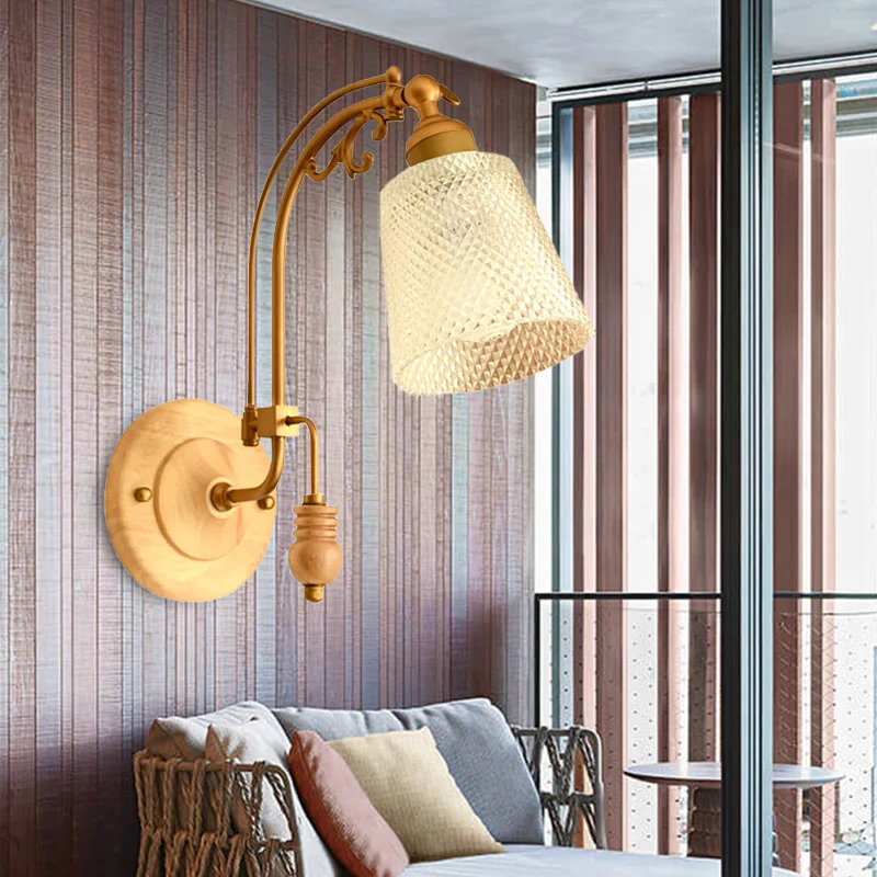 Applique conique à 1 ampoule Tradition, luminaire mural en verre prismatique en laiton avec bras incurvé Clearhalo