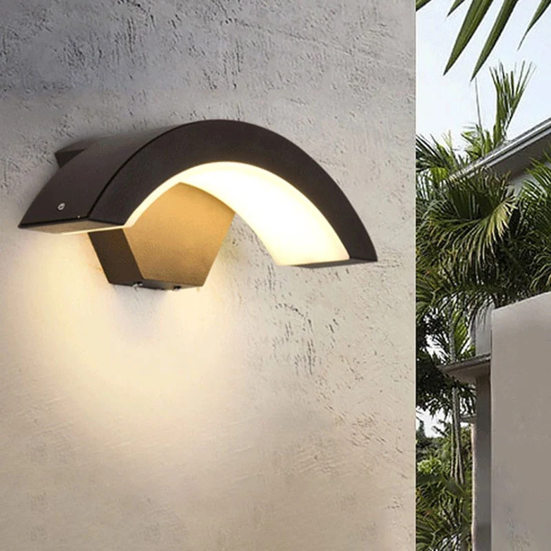 Applique en forme d'arc acrylique allumant l'appareil d'éclairage mural LED noir moderne pour l'extérieur Clearhalo