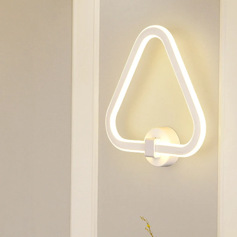 Applique murale LED en acrylique avec cadre triangulaire blanc, luminaire moderne pour balcon Clearhalo