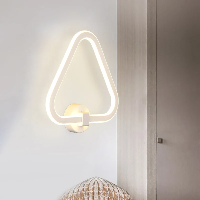 Applique murale LED en acrylique avec cadre triangulaire blanc, luminaire moderne pour balcon Clearhalo