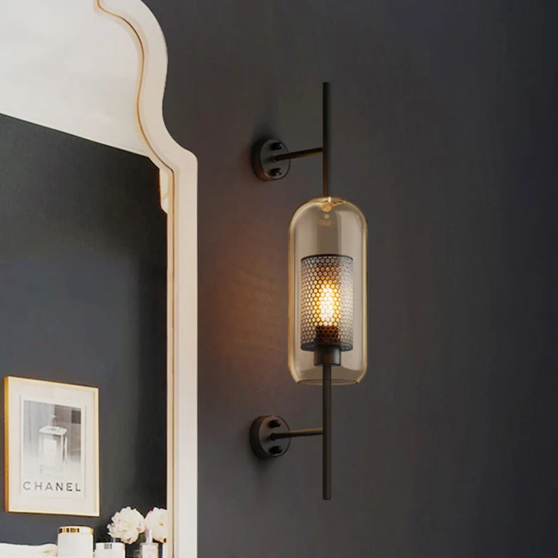 Applique murale noire en verre cognac oblongue à 1 ampoule, luminaire mural colonial avec écran en maille de colonne intér...