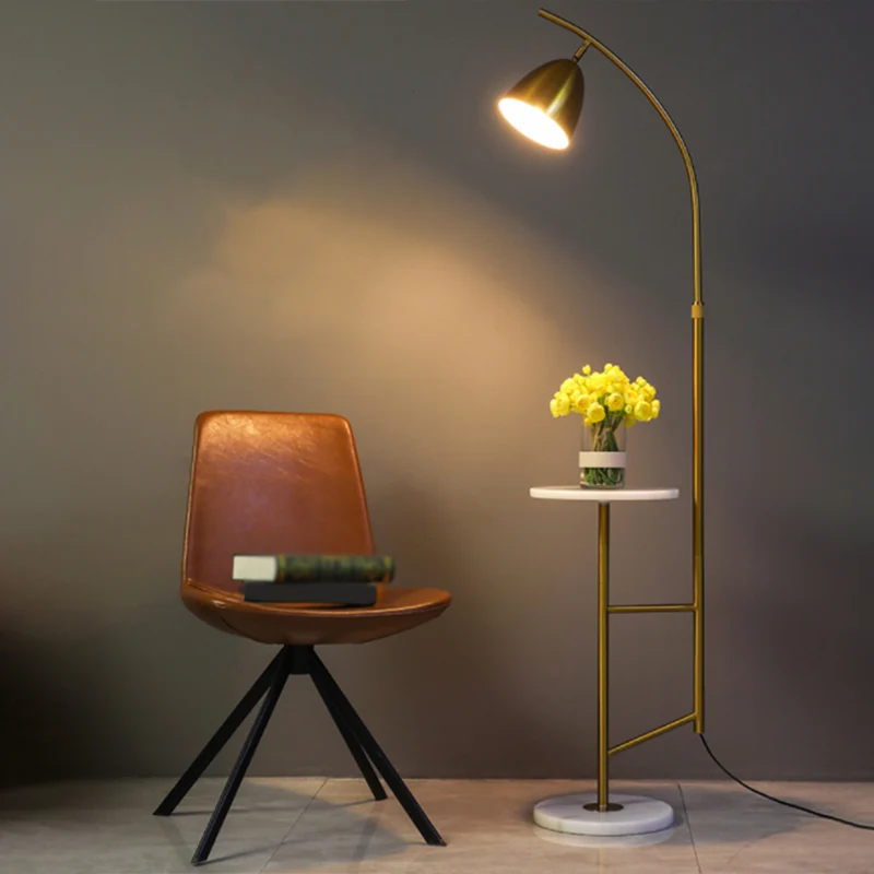 Lampadaire de salon simple en métal Simplicity avec plateau et base en marbre Clearhalo