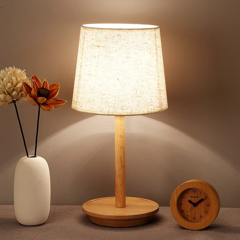 Lampe de bureau conique moderne en tissu, lampe de table de nuit à 1 ampoule en blanc avec base en bois Clearhalo