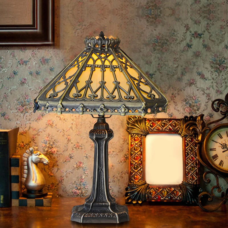 Lampe de chevet pyramide en Bronze, Style Mission, lampe de Table simple en verre vert/Beige pour salon Clearhalo