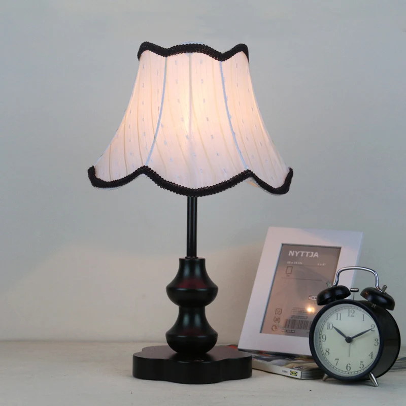 Lampe de nuit évasée traditionnelle, lampe de table de chevet en tissu à 1 tête avec bordure festonnée tressée en noir Cle...