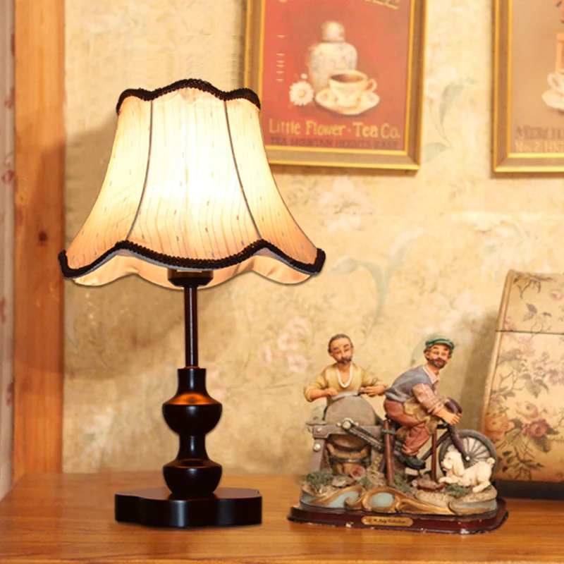 Lampe de nuit évasée traditionnelle, lampe de table de chevet en tissu à 1 tête avec bordure festonnée tressée en noir Cle...