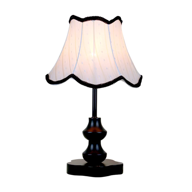 Lampe de nuit évasée traditionnelle, lampe de table de chevet en tissu à 1 tête avec bordure festonnée tressée en noir Cle...