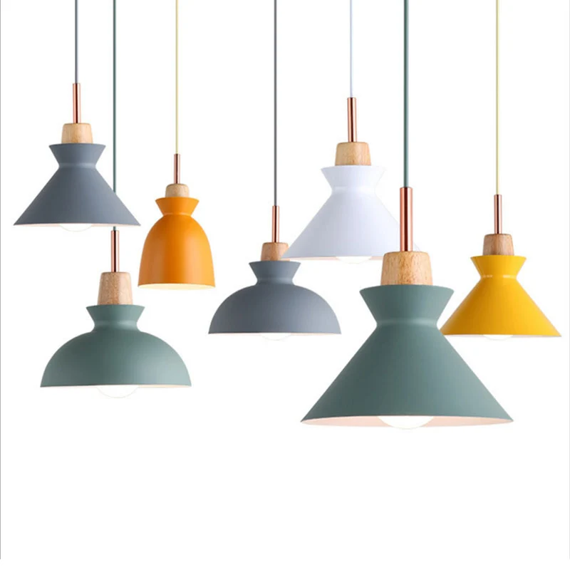 Lampe suspendue moderne et minimaliste en bois avec macarons colorés en métal à 1 lumière Clearhalo