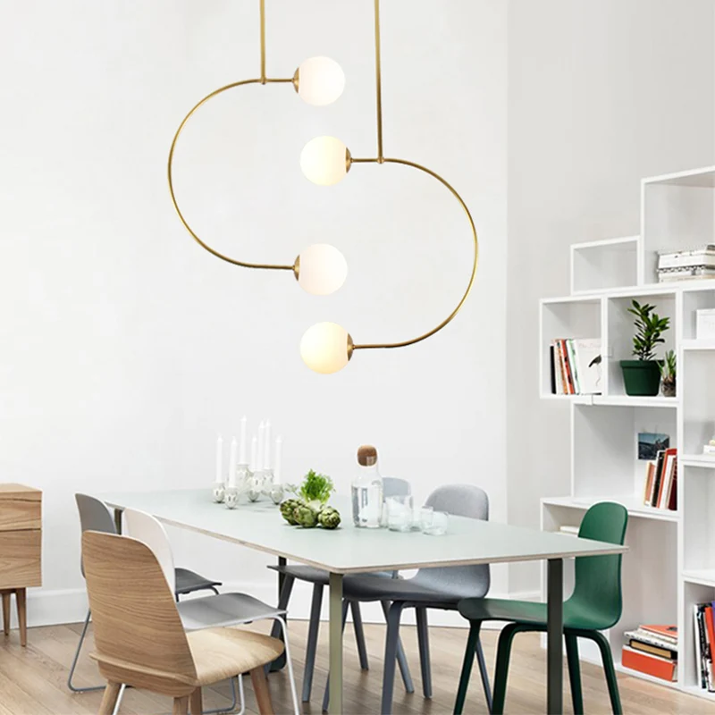 Lampe suspendue en métal en forme de C avec abat-jour boule en verre de lait, lampe suspendue moderne à 2 lumières en or C...