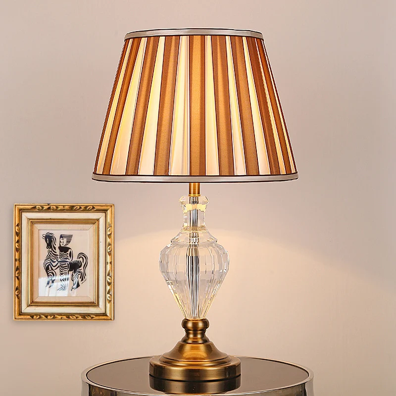 Lampe de table de chevet en cristal à 1 lumière pour chambre à coucher, lampe de table marron simple avec abat-jour coniqu...