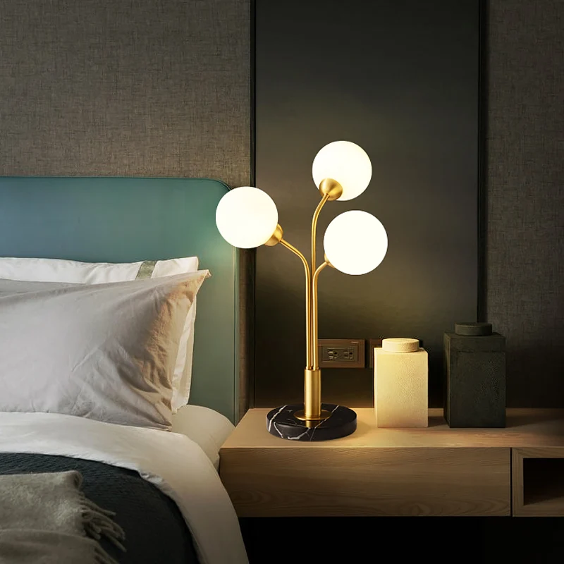 Lampe de table de chevet furcée postmoderne en verre opalin à 3 têtes, lampe de chevet en laiton Clearhalo
