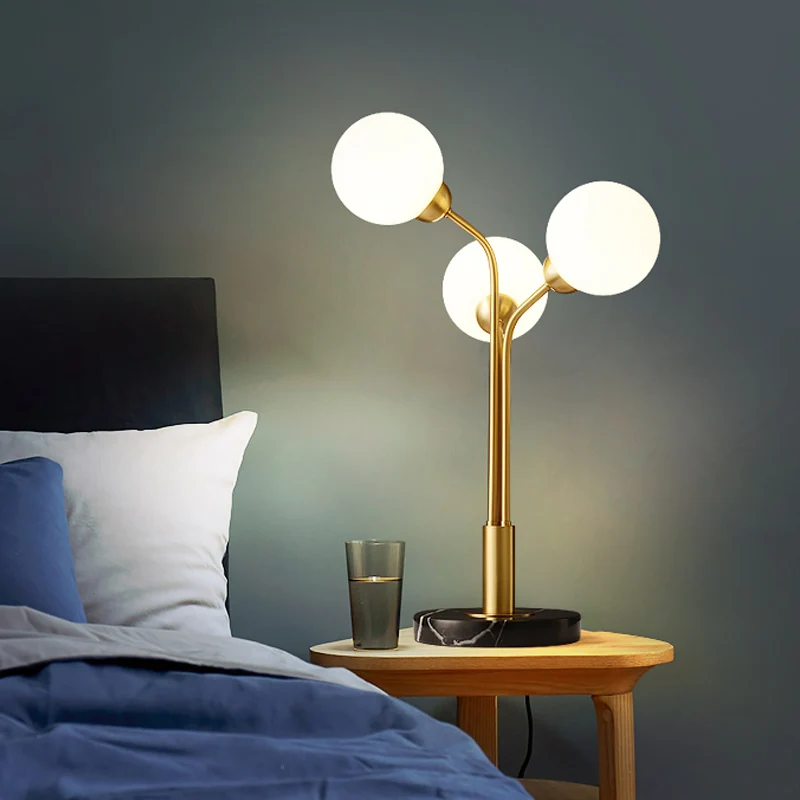Lampe de table de chevet furcée postmoderne en verre opalin à 3 têtes, lampe de chevet en laiton Clearhalo