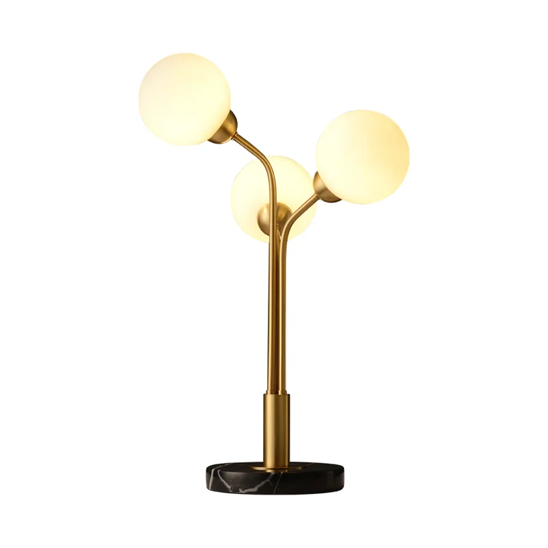 Lampe de table de chevet furcée postmoderne en verre opalin à 3 têtes, lampe de chevet en laiton Clearhalo