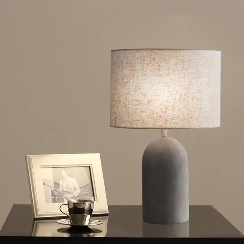 Lampe de table en ciment demi-capsule, éclairage de nuit moderne simple gris avec abat-jour en tissu tambour Clearhalo
