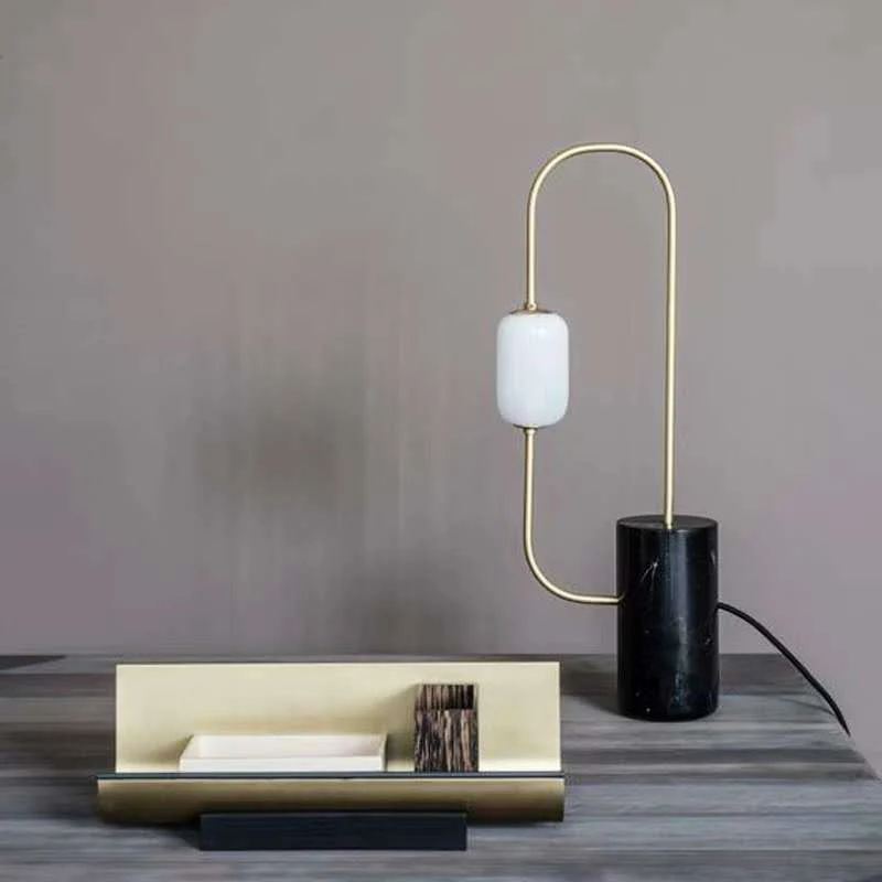 Lampe de table Circuit Nightstand Light Designer en marbre à 1 ampoule noire et laiton avec abat-jour ovale en verre de la...