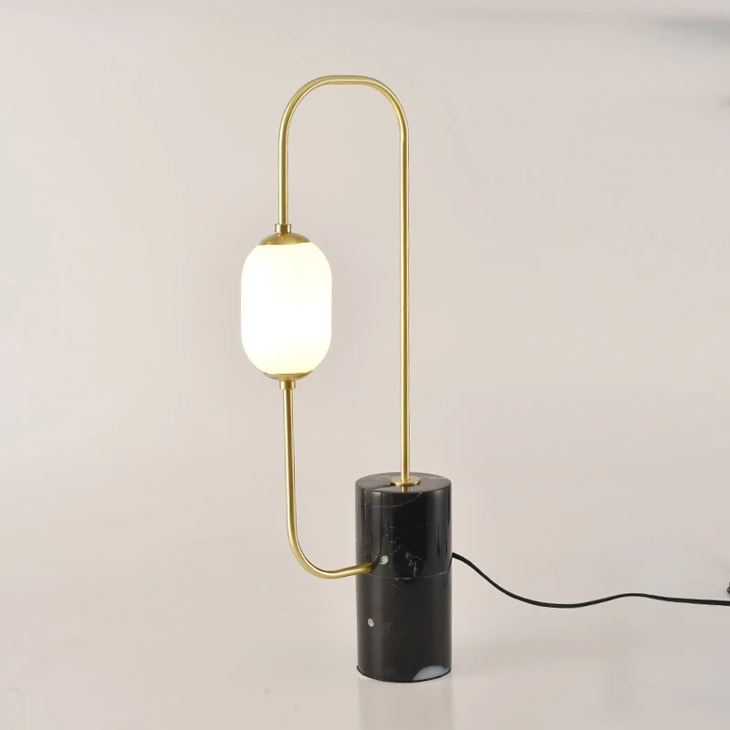 Lampe de table Circuit Nightstand Light Designer en marbre à 1 ampoule noire et laiton avec abat-jour ovale en verre de la...