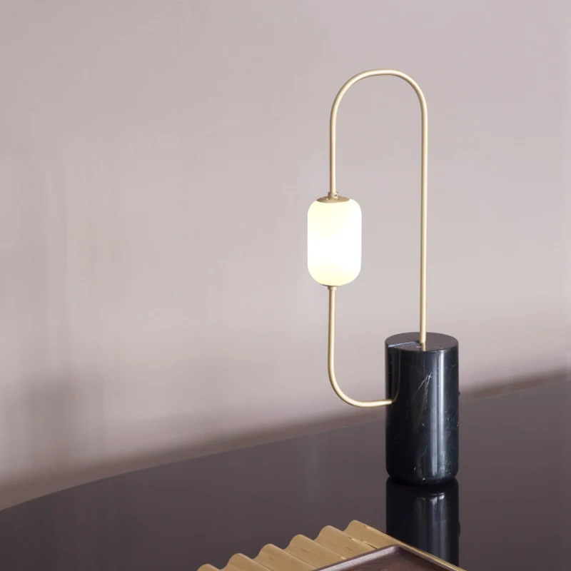 Lampe de table Circuit Nightstand Light Designer en marbre à 1 ampoule noire et laiton avec abat-jour ovale en verre de la...