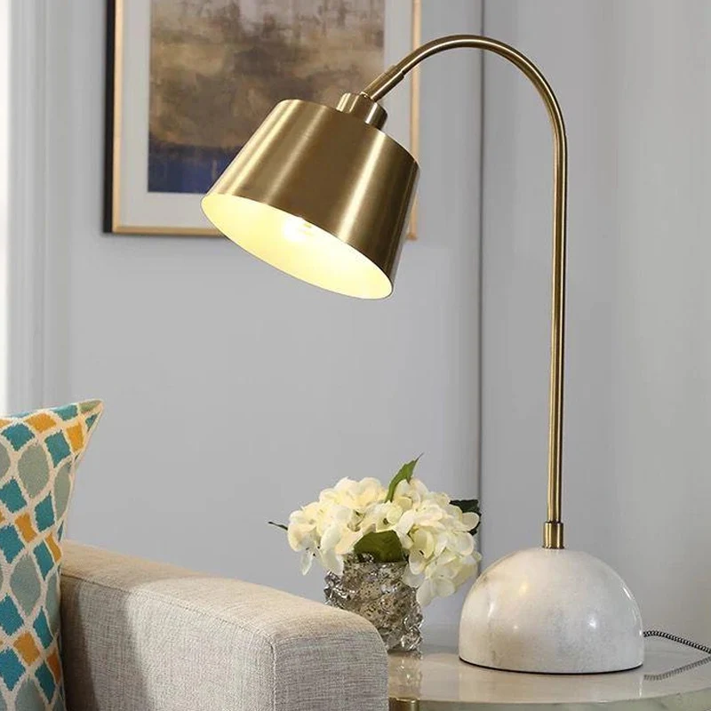 Lampe de table conique moderniste en métal, éclairage de travail à 1 ampoule en laiton avec base en marbre Clearhalo