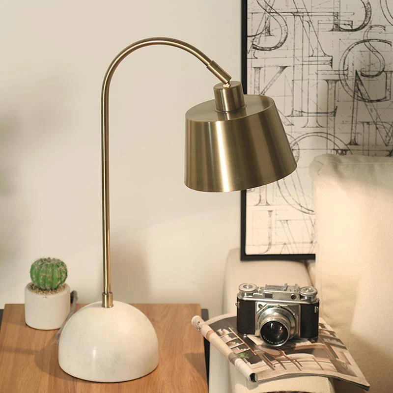 Lampe de table conique moderniste en métal, éclairage de travail à 1 ampoule en laiton avec base en marbre Clearhalo