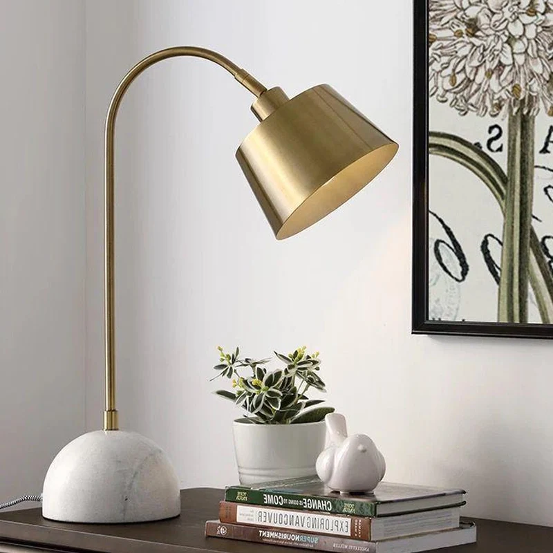 Lampe de table conique moderniste en métal, éclairage de travail à 1 ampoule en laiton avec base en marbre Clearhalo