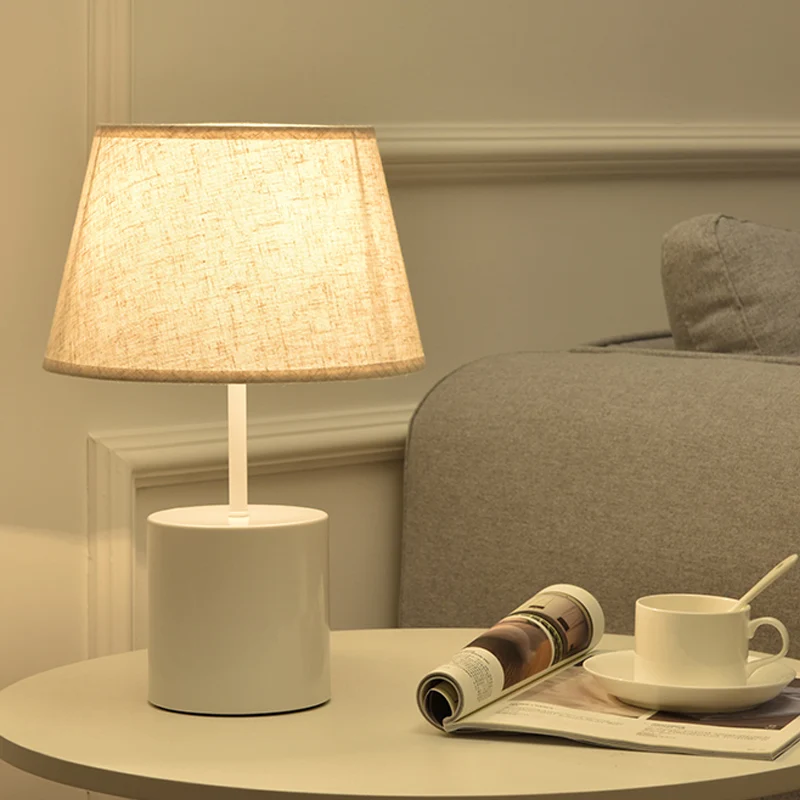 Lampe de table conique en tissu Lampe de bureau nordique en lin à 1 tête avec base cylindrique blanche en métal Clearhalo