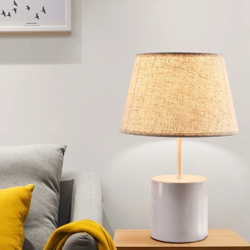 Lampe de table conique en tissu Lampe de bureau nordique en lin à 1 tête avec base cylindrique blanche en métal Clearhalo