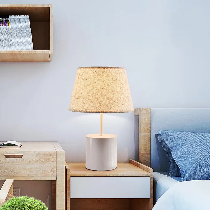 Lampe de table conique en tissu Lampe de bureau nordique en lin à 1 tête avec base cylindrique blanche en métal Clearhalo