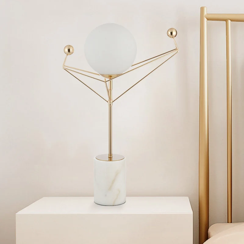 Lampe de table dorée simple à 1 ampoule pour chambre à coucher avec abat-jour en verre blanc global Clearhalo