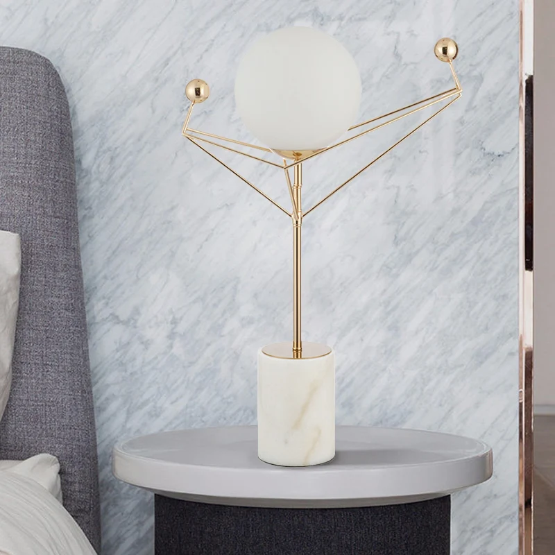 Lampe de table dorée simple à 1 ampoule pour chambre à coucher avec abat-jour en verre blanc global Clearhalo
