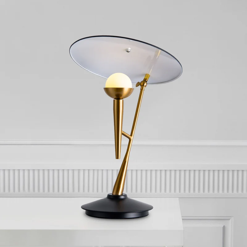 Lampe de table Gramophone du milieu du siècle en métal à 1 lumière pour salon, table de chevet en noir et or avec abat-jou...