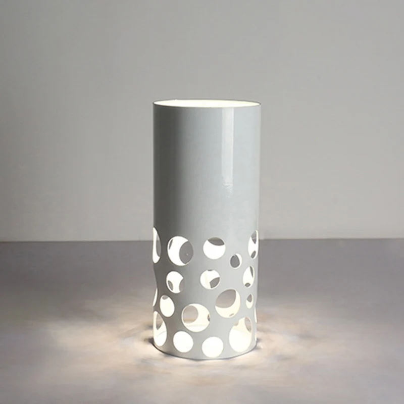 Lampe de table LED pour salon de thé, finition blanche moderniste, lampe de bureau avec abat-jour en métal cylindrique cre...