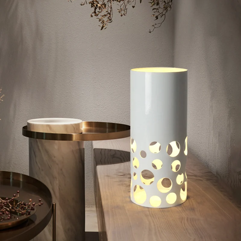 Lampe de table LED pour salon de thé, finition blanche moderniste, lampe de bureau avec abat-jour en métal cylindrique cre...