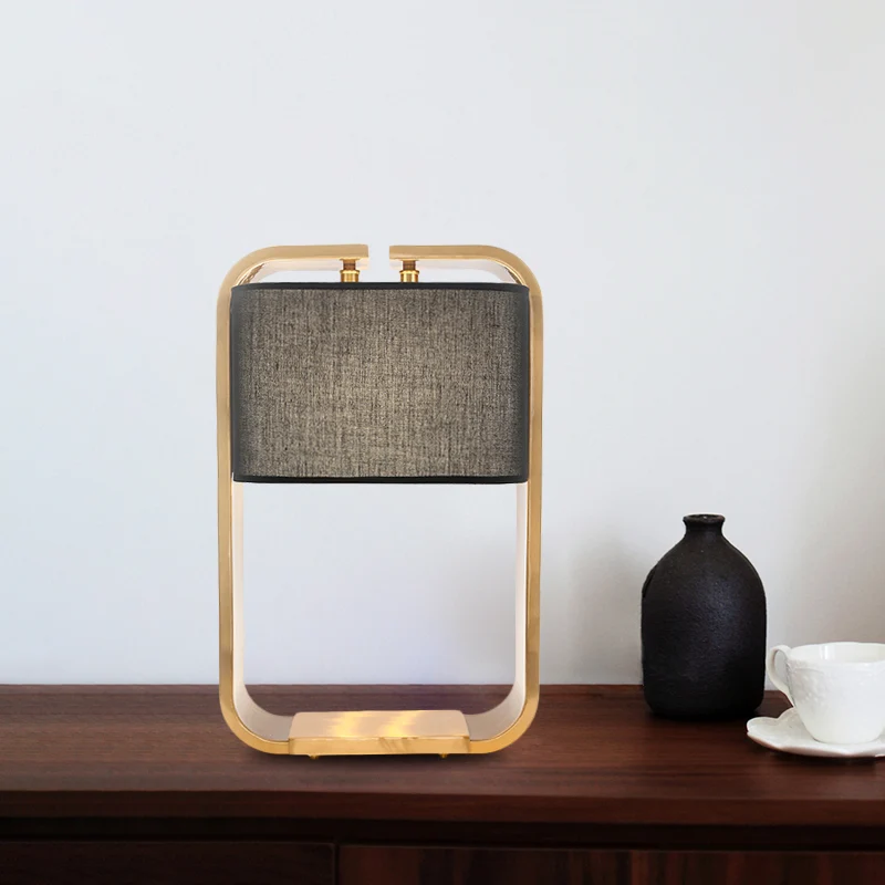 Lampe de table de nuit rectangulaire noire, lampe de bureau contemporaine en tissu à 1 lumière avec cadre en métal doré Cl...